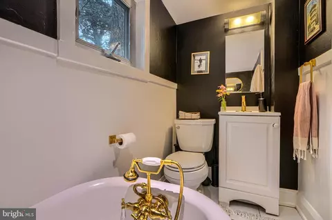 Bath - 603 Cedarcroft Rd, Baltimore, MD 21212 photo 3 of 9