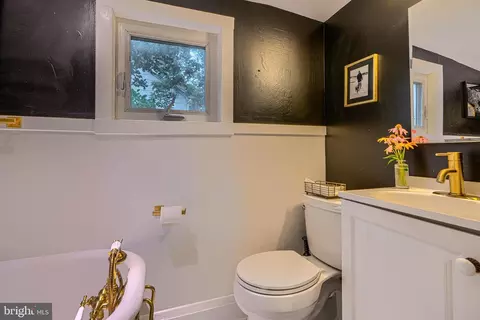 Bath - 603 Cedarcroft Rd, Baltimore, MD 21212 photo 1 of 9