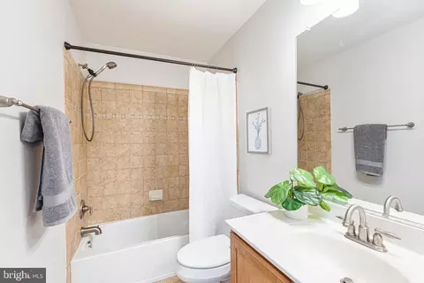 Bath - 1434 Steuart St, Baltimore, MD 21230 photo 3 of 7