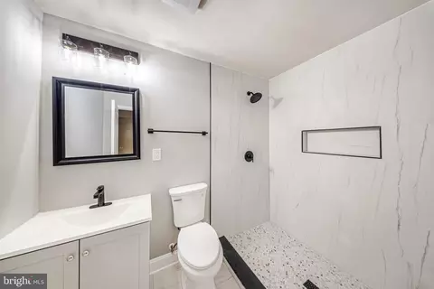 Bath - 916 E Belvedere Ave, Baltimore, MD 21212 photo 2 of 4
