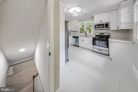 Entry Way - 916 E Belvedere Ave, Baltimore, MD 21212 photo 3 of 10