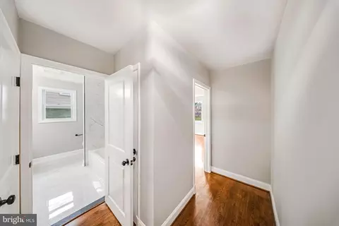 Entry Way - 916 E Belvedere Ave, Baltimore, MD 21212 photo 4 of 10