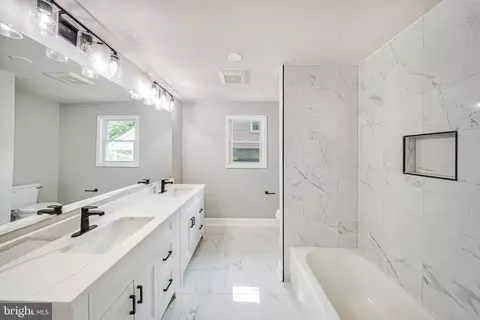 Bath - 916 E Belvedere Ave, Baltimore, MD 21212 photo 1 of 4