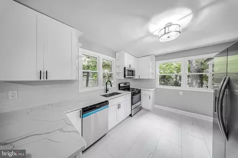Entry Way - 916 E Belvedere Ave, Baltimore, MD 21212 photo 1 of 10