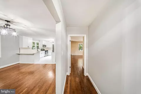 Entry Way - 916 E Belvedere Ave, Baltimore, MD 21212 photo 6 of 10
