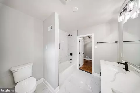 Entry Way - 916 E Belvedere Ave, Baltimore, MD 21212 photo 5 of 10