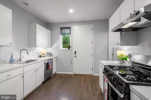 Entry Way - 432 E Oliver St, Baltimore, MD 21202 photo 2 of 7