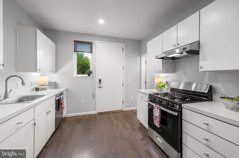 Entry Way - 432 E Oliver St, Baltimore, MD 21202 photo 1 of 7
