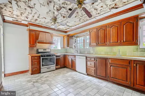 Kitchen - 15 W Cold Spring Ln, Baltimore, MD 21210 photo 2 of 2