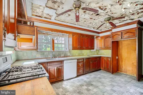 Kitchen - 15 W Cold Spring Ln, Baltimore, MD 21210 photo 1 of 2