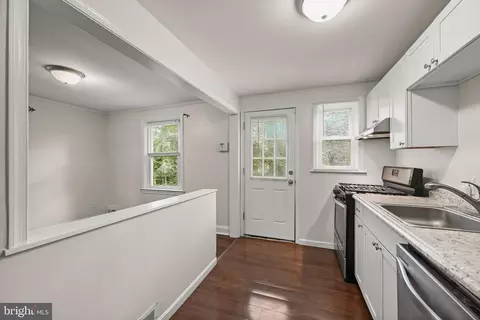 Entry Way - 5104 Sunset Rd, Baltimore, MD 21215 photo 2 of 2
