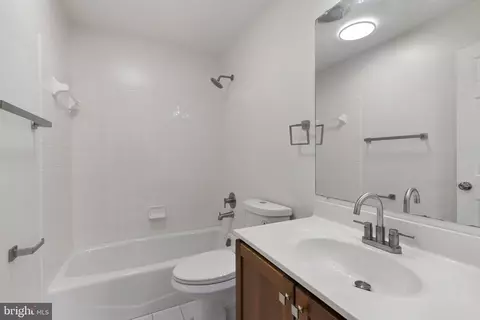 Bath - 1256 Dockside Cir, Baltimore, MD 21224 photo 1 of 2