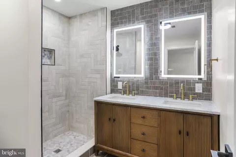 Bath - 1628 Mchenry St, Baltimore, MD 21223 photo 2 of 4