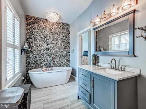 Bath - 1722 Fleet St, Baltimore, MD 21231 photo 2 of 5