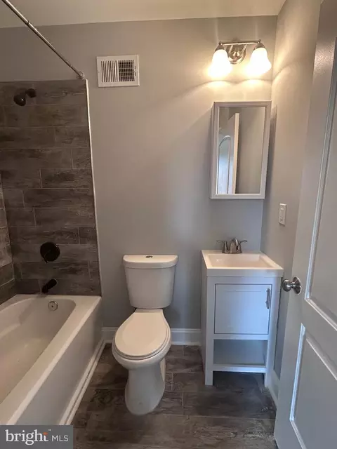 Bath - 3124 E Baltimore St, Baltimore, MD 21224 photo 2 of 10