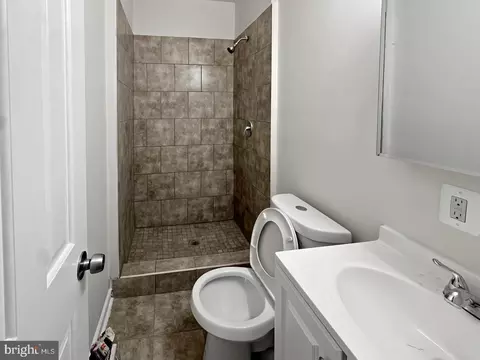 Bath - 910 N Arlington Ave, Baltimore, MD 21217 photo 1 of 2