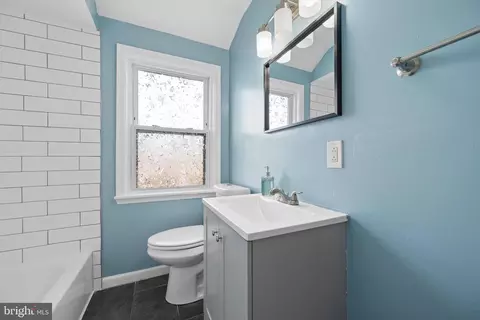 Bath - 1007 Saint Dunstans Rd, Baltimore, MD 21212 photo 1 of 2