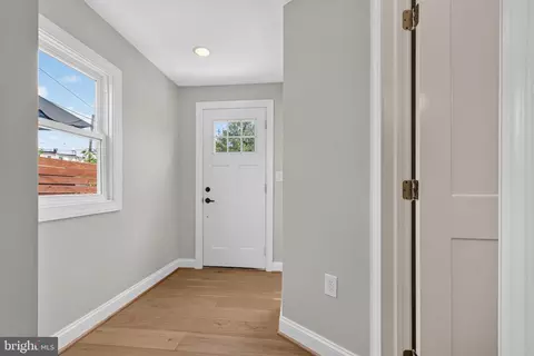 Entry Way - 3341 Chestnut Ave, Baltimore, MD 21211 photo 4 of 6