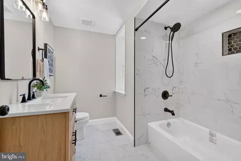 Bath - 3341 Chestnut Ave, Baltimore, MD 21211 photo 7 of 11
