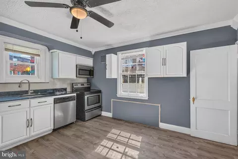 Entry Way - 3322 Moravia Rd, Baltimore, MD 21214 photo 2 of 3