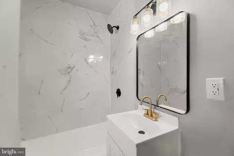 Bath - 800 Radnor Ave, Baltimore, MD 21212 photo 1 of 3