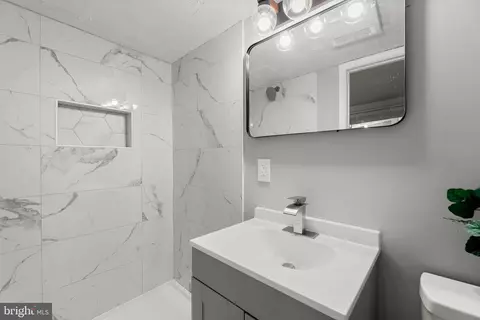 Bath - 800 Radnor Ave, Baltimore, MD 21212 photo 3 of 3