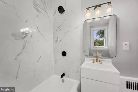 Bath - 800 Radnor Ave, Baltimore, MD 21212 photo 2 of 3