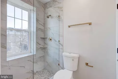 Bath - 2414 Callow Ave, Baltimore, MD 21217 photo 2 of 13