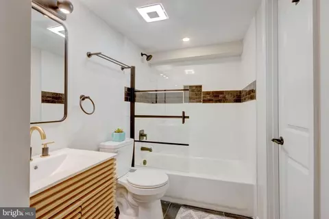 Bath - 2414 Callow Ave, Baltimore, MD 21217 photo 7 of 13