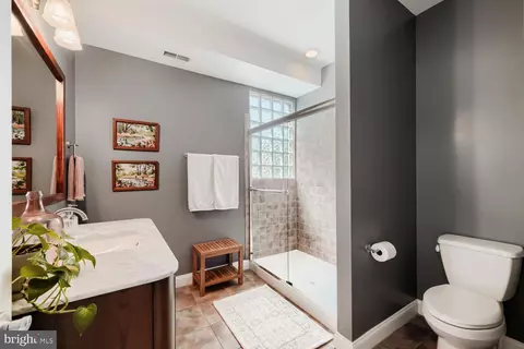 Bath - 1457 Covington St, Baltimore, MD 21230 photo 4 of 6