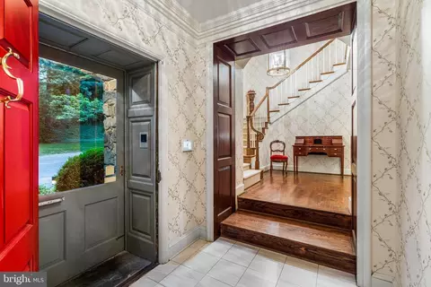 Entry Way - 102 Cotswold Rd, Baltimore, MD 21210 photo 4 of 5