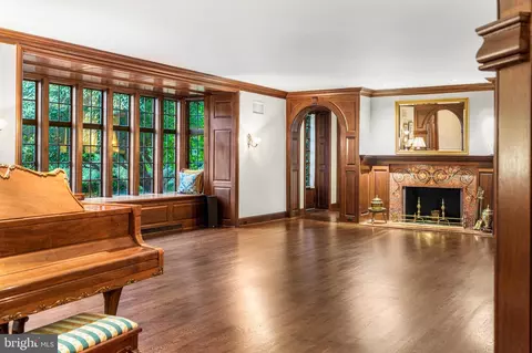 Living - 102 Cotswold Rd, Baltimore, MD 21210 photo 2 of 4