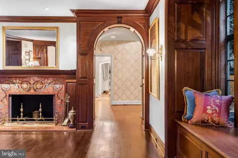 Entry Way - 102 Cotswold Rd, Baltimore, MD 21210 photo 3 of 5