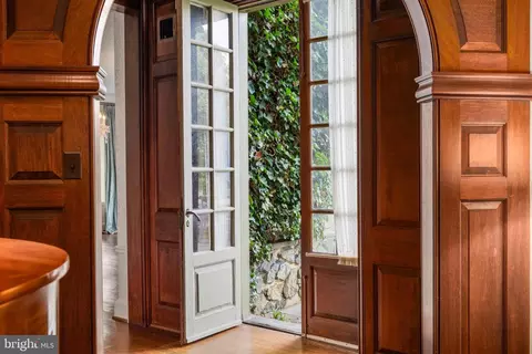 Entry Way - 102 Cotswold Rd, Baltimore, MD 21210 photo 1 of 5