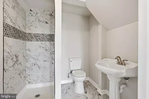 Bath - 1203 Argyle Ave, Baltimore, MD 21217 photo 1 of 2