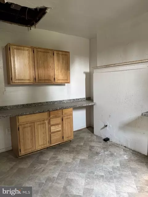 Entry Way - 2023 Walbrook Ave, Baltimore, MD 21217 photo 5 of 15