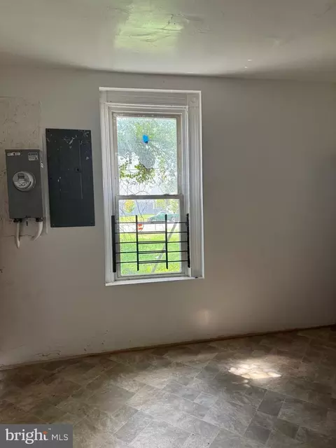 Entry Way - 2023 Walbrook Ave, Baltimore, MD 21217 photo 7 of 15