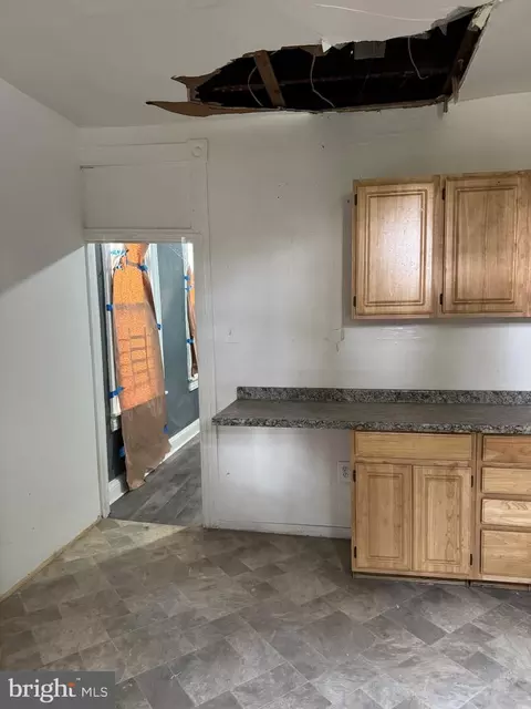 Entry Way - 2023 Walbrook Ave, Baltimore, MD 21217 photo 6 of 15