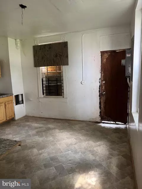 Entry Way - 2023 Walbrook Ave, Baltimore, MD 21217 photo 4 of 15