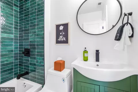 Bath - 1237 Hull St UNIT 101, Baltimore, MD 21230 photo 2 of 4