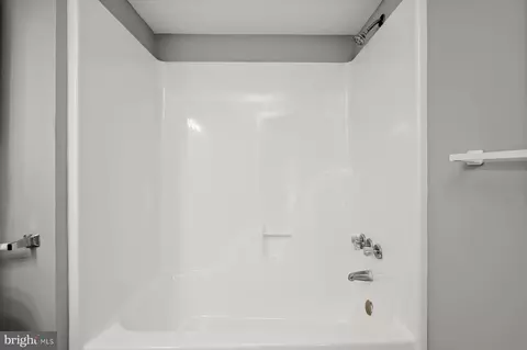 Bath - 906 N Fulton Ave, Baltimore, MD 21217 photo 3 of 3