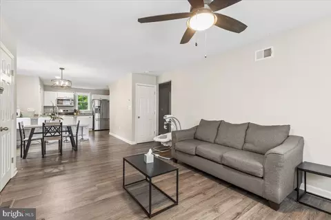 Entry Way - 6307 Eastern Pkwy, Baltimore, MD 21214 photo 1 of 6