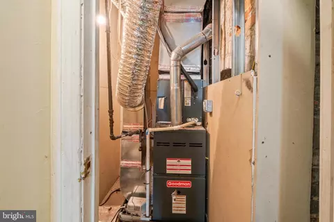 Entry Way - 2018 Mcculloh St, Baltimore, MD 21217 photo 3 of 3