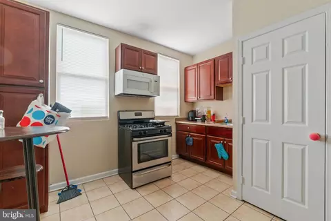 Entry Way - 2018 Mcculloh St, Baltimore, MD 21217 photo 2 of 3
