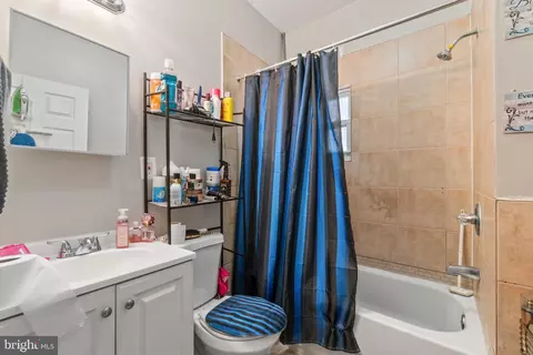 Bath - 2018 Mcculloh St, Baltimore, MD 21217 photo 1 of 1