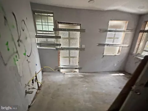 Entry Way - 2721 Pelham Ave, Baltimore, MD 21213 photo 2 of 4
