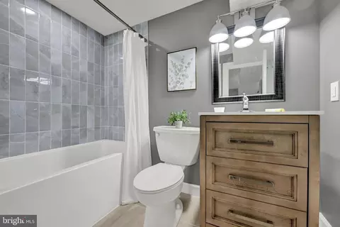 Bath - 5101 Ardmore Way, Baltimore, MD 21206 photo 3 of 3