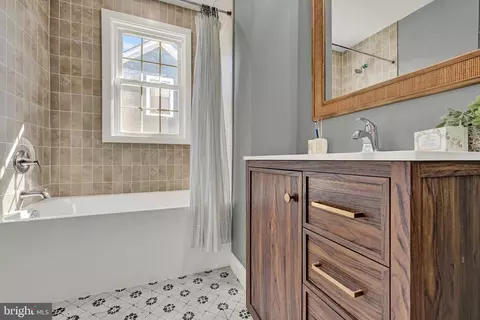 Bath - 5101 Ardmore Way, Baltimore, MD 21206 photo 1 of 3