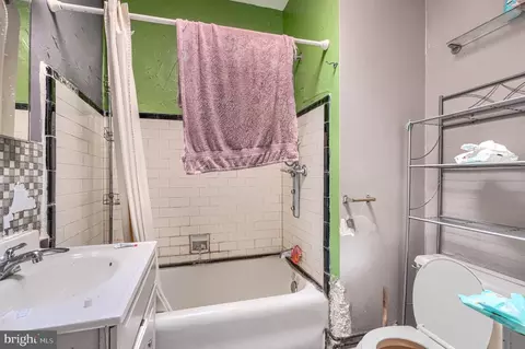 Bath - 3111 Brendan Ave, Baltimore, MD 21213 photo 1 of 1