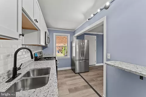 Entry Way - 3693 Kenyon Ave, Baltimore, MD 21213 photo 2 of 10